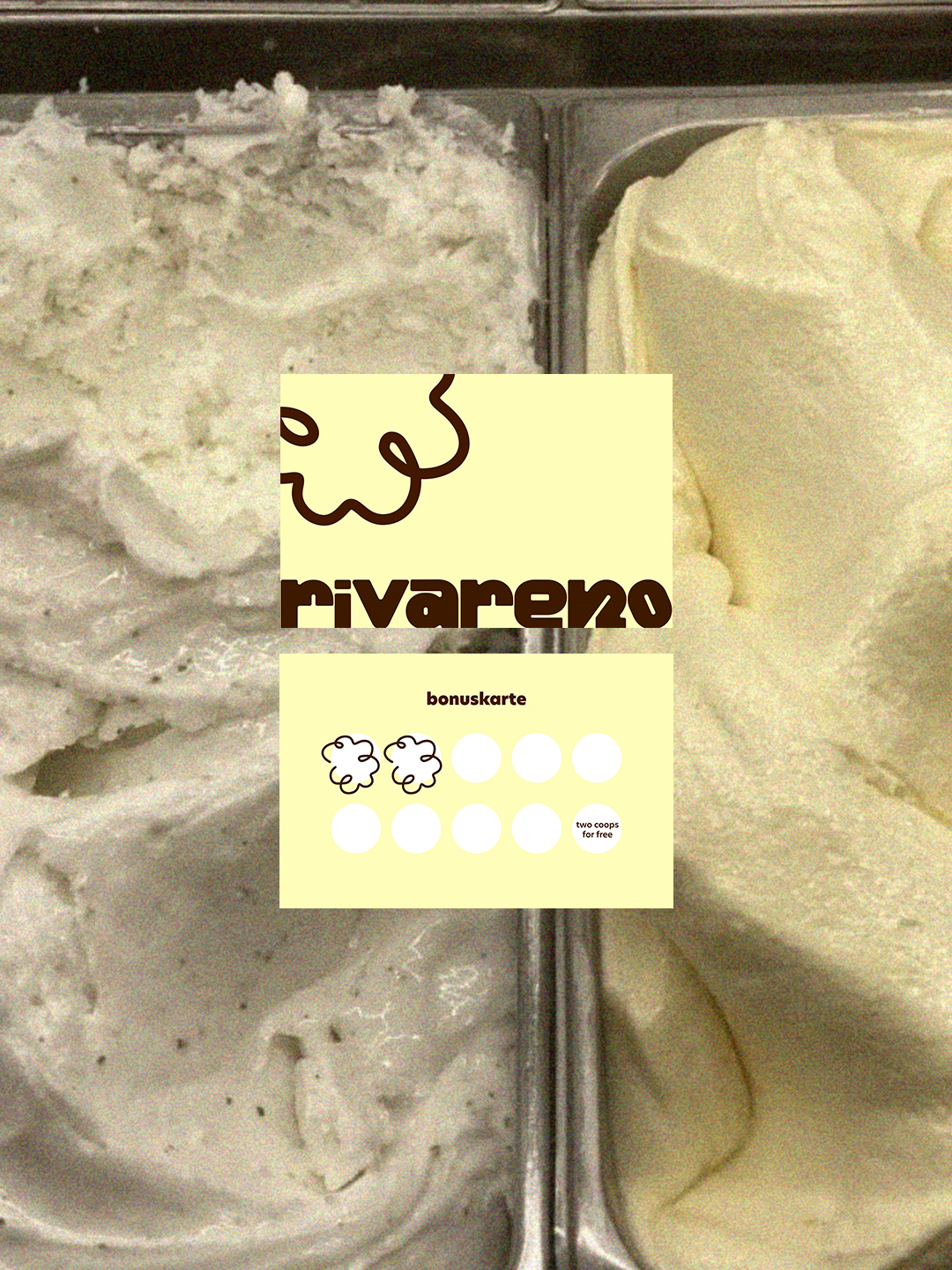 Gelbe Karte mit Rivareno-Logo und Stempelfeldern auf Sand